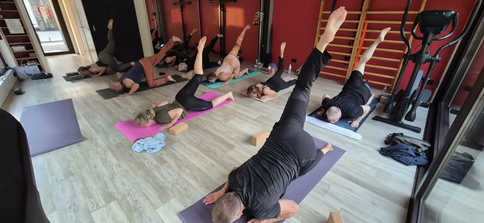 Vinyasa Yoga les in de oefenzaal van De Prikkel