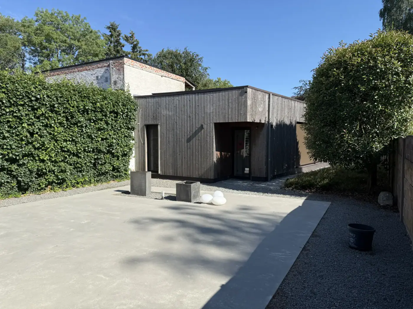 De binnenkoer met de houten uitbouw